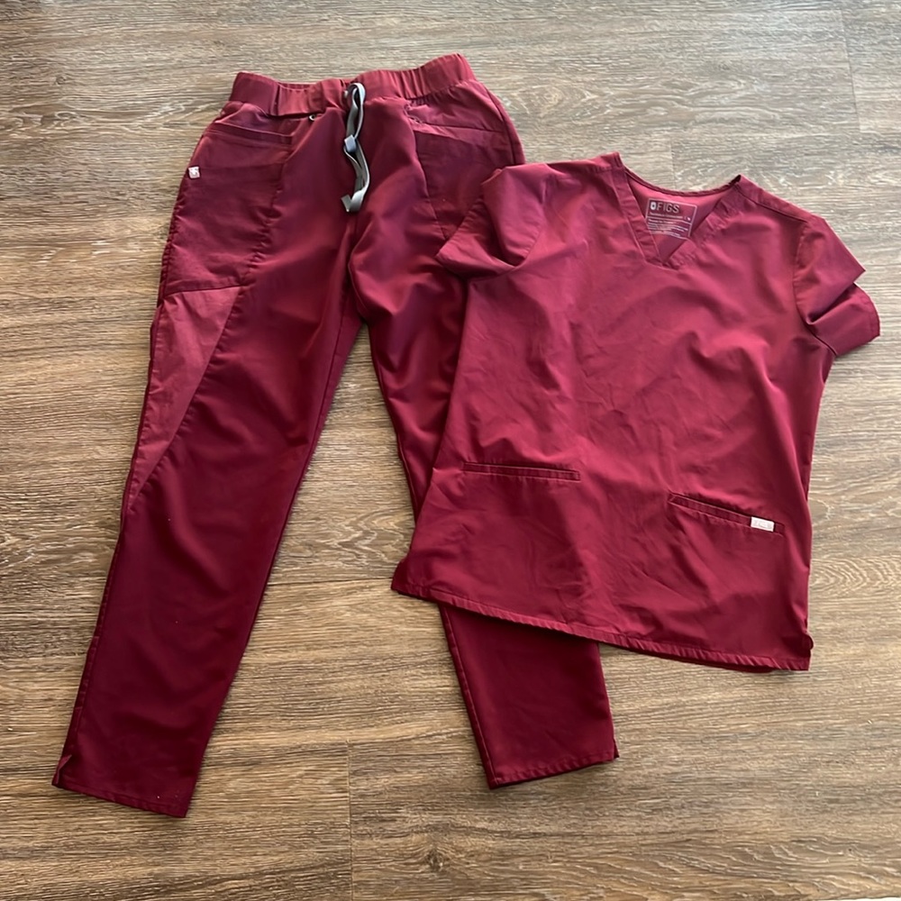 Figs Limited Edition Style women’s Burgundy Scrub Set in Size Medium.